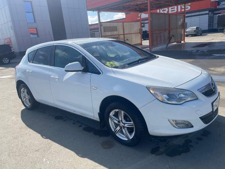 Срочно продается opel astra j 2011 года, состояние по технике отличное, по кузову есть мелкие косячки. Мотор 1,6 атмосфера, мкпп. Цвет белый. Машина в ростове будет 14.03-15.03 числа. Цена 670.000₽ быстрым торг! Полный комплект документов, два ключа. Строго с переоформлением. Продажа от собственника. +79955006612 звоните, пишите есть воцап. - фотография - 3