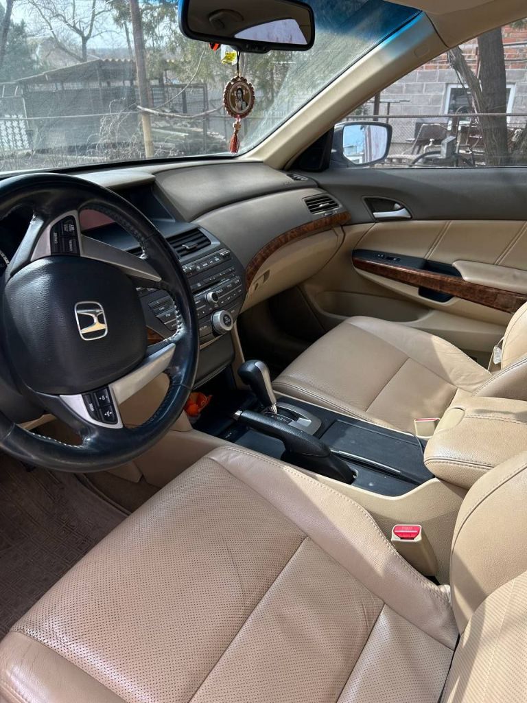 Продам honda accord viii (usa), 2008 год, 2.4 л, автомат, пробег 106 тыс. Миль
Кожаный салон, датчик света, круиз контроль, 2х зонный климат контроль, антиугонная система, электрорегулировка водительского сиденья, люк, 2 комплекта резины (r17).
Цепь заменена 500 км назад, масла/фильтра 1000 км назад.
Установлена металлическая защита двигателя.
Торг на месте реальному покупателю.
+79497068897 - фотография - 1