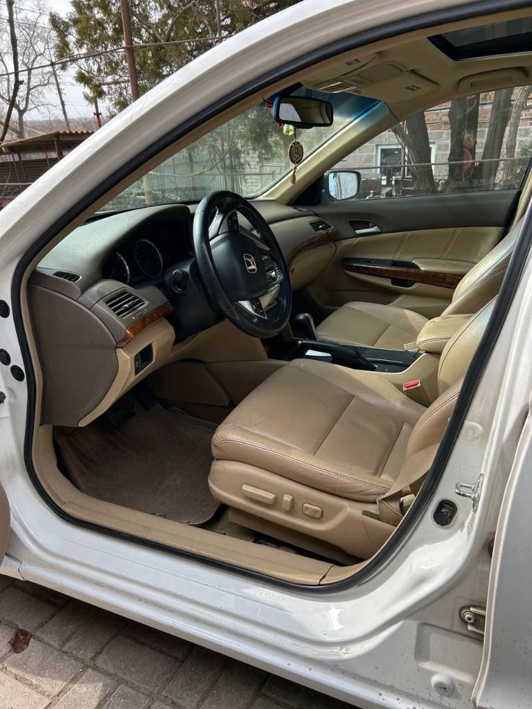 Продам honda accord viii (usa), 2008 год, 2.4 л, автомат, пробег 106 тыс. Миль
Кожаный салон, датчик света, круиз контроль, 2х зонный климат контроль, антиугонная система, электрорегулировка водительского сиденья, люк, 2 комплекта резины (r17).
Цепь заменена 500 км назад, масла/фильтра 1000 км назад.
Установлена металлическая защита двигателя.
Торг на месте реальному покупателю.
+79497068897 - фотография - 2