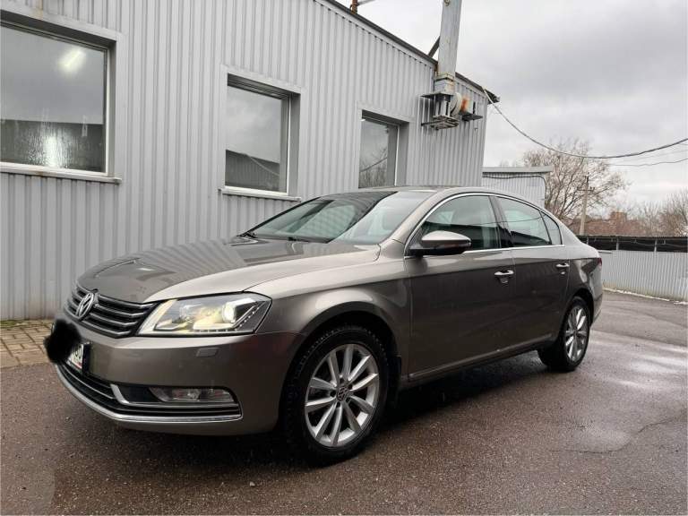 Продам volswagen passat b7 (европеец) 2011 год, коробка автомат 1.8турбо. Пробег 147000км, покупался в автосалоне, сервисная книга, комплектация highline. Автомобиль в хорошем техническом и внешнем состоянии. Салон кожа/алькантара. Климат двух зонный, подогревы сидений, led оптика. Автомобиль после то (замена масла в двигателе, новые тормозные колодки, свечи и прочие жидкости. Хранение в паркинге. Любые проверки с вашей стороны. Все вопросы по телефону. Возможен обмен на паркетник/джип. 1370000 торг
+79495058118 - фотография - 11