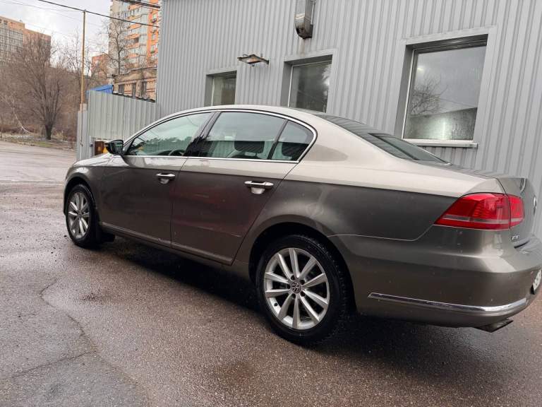Продам volswagen passat b7 (европеец) 2011 год, коробка автомат 1.8турбо. Пробег 147000км, покупался в автосалоне, сервисная книга, комплектация highline. Автомобиль в хорошем техническом и внешнем состоянии. Салон кожа/алькантара. Климат двух зонный, подогревы сидений, led оптика. Автомобиль после то (замена масла в двигателе, новые тормозные колодки, свечи и прочие жидкости. Хранение в паркинге. Любые проверки с вашей стороны. Все вопросы по телефону. Возможен обмен на паркетник/джип. 1370000 торг
+79495058118 - фотография - 4