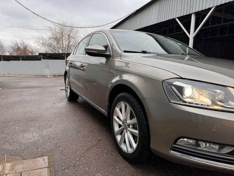 Продам volswagen passat b7 (европеец) 2011 год, коробка автомат 1.8турбо. Пробег 147000км, покупался в автосалоне, сервисная книга, комплектация highline. Автомобиль в хорошем техническом и внешнем состоянии. Салон кожа/алькантара. Климат двух зонный, подогревы сидений, led оптика. Автомобиль после то (замена масла в двигателе, новые тормозные колодки, свечи и прочие жидкости. Хранение в паркинге. Любые проверки с вашей стороны. Все вопросы по телефону. Возможен обмен на паркетник/джип. 1370000 торг
+79495058118 - фотография - 9