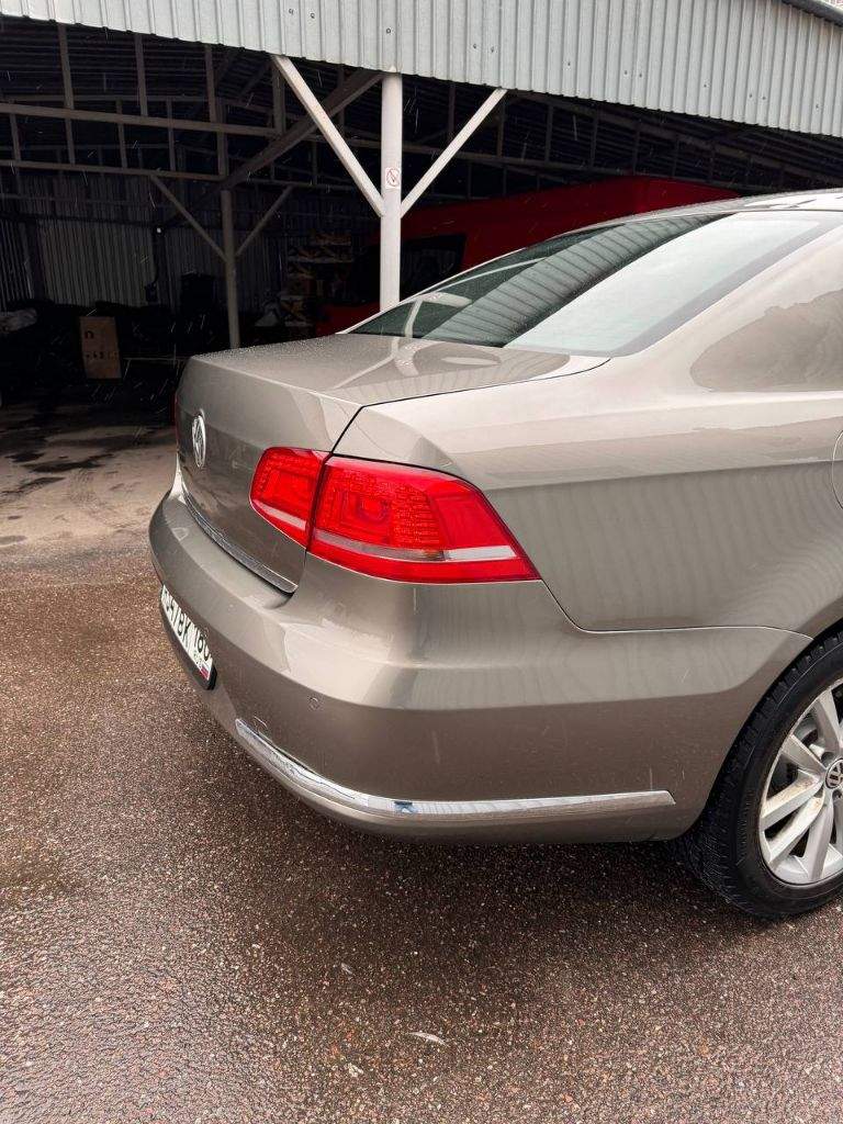 Продам volswagen passat b7 (европеец) 2011 год, коробка автомат 1.8турбо. Пробег 147000км, покупался в автосалоне, сервисная книга, комплектация highline. Автомобиль в хорошем техническом и внешнем состоянии. Салон кожа/алькантара. Климат двух зонный, подогревы сидений, led оптика. Автомобиль после то (замена масла в двигателе, новые тормозные колодки, свечи и прочие жидкости. Хранение в паркинге. Любые проверки с вашей стороны. Все вопросы по телефону. Возможен обмен на паркетник/джип. 1370000 торг
+79495058118 - фотография - 5