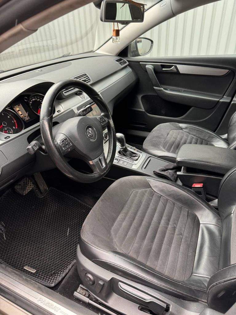Продам volswagen passat b7 (европеец) 2011 год, коробка автомат 1.8турбо. Пробег 147000км, покупался в автосалоне, сервисная книга, комплектация highline. Автомобиль в хорошем техническом и внешнем состоянии. Салон кожа/алькантара. Климат двух зонный, подогревы сидений, led оптика. Автомобиль после то (замена масла в двигателе, новые тормозные колодки, свечи и прочие жидкости. Хранение в паркинге. Любые проверки с вашей стороны. Все вопросы по телефону. Возможен обмен на паркетник/джип. 1370000 торг
+79495058118 - фотография - 19