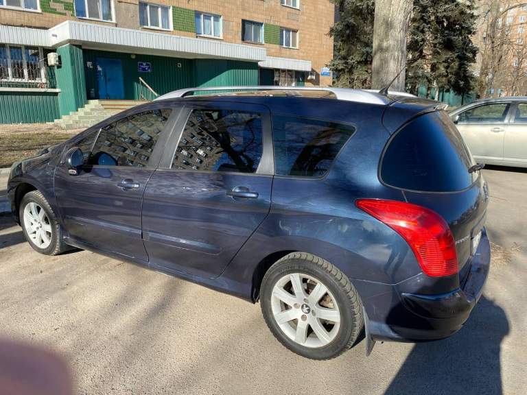 Марка машины: peugeot
Тип кузова: универсал
Год выпуска: 2011
Пробег автомобиля км: 136434
Коробка передач: механическая
Обьем двигателя: 1.6
Вид топлива: бензин
Состояние машины: отличное

Машина покупалась в салоне. Двух зонный климат контроль, панорама на всю крышу. Семи местная. Диски титаны 16. Подогрев сидений. 4 авто стекло подъемника. Обогрев стекол и боковых зеркал. В бардачке имеется холодильник, так же есть место под документы и бутылку. Ходовка, двигатель, кузов в отличном состоянии. Машина оцинкованная, капот алюминиевый, передние крылья пластик. Без дтп, вложений не требует. Масло менялось 2 500 км назад. Полка багажника в наличии. Медиа-автомагнитола с экраном на андроиде. Имеется камера заднего вида. На двух передних сидениях имеется лифт. Средний ряд сидений снимается не зависимо друг от друга ( отдельно ). На спинках передних сидений есть столики. На боковых окнах защитная сетка. Машина готова к дальним поездкам. Возможен торг у капота.
Цена:
710 000 ₽
Телефон
+79494183144
Николай
Осмотр: донецк - фотография - 2