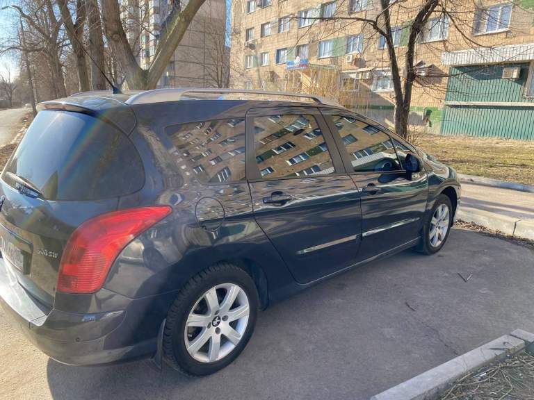Марка машины: peugeot
Тип кузова: универсал
Год выпуска: 2011
Пробег автомобиля км: 136434
Коробка передач: механическая
Обьем двигателя: 1.6
Вид топлива: бензин
Состояние машины: отличное

Машина покупалась в салоне. Двух зонный климат контроль, панорама на всю крышу. Семи местная. Диски титаны 16. Подогрев сидений. 4 авто стекло подъемника. Обогрев стекол и боковых зеркал. В бардачке имеется холодильник, так же есть место под документы и бутылку. Ходовка, двигатель, кузов в отличном состоянии. Машина оцинкованная, капот алюминиевый, передние крылья пластик. Без дтп, вложений не требует. Масло менялось 2 500 км назад. Полка багажника в наличии. Медиа-автомагнитола с экраном на андроиде. Имеется камера заднего вида. На двух передних сидениях имеется лифт. Средний ряд сидений снимается не зависимо друг от друга ( отдельно ). На спинках передних сидений есть столики. На боковых окнах защитная сетка. Машина готова к дальним поездкам. Возможен торг у капота.
Цена:
710 000 ₽
Телефон
+79494183144
Николай
Осмотр: донецк - фотография - 3