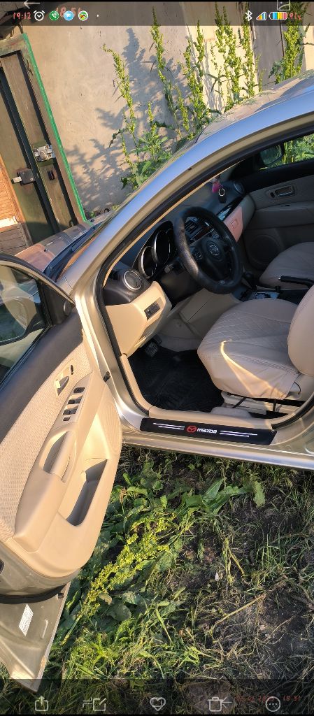 Мазда 3,2005г. Автомат.2л, всё работает ровно, нареканий нет. +79493630239 - фотография - 1