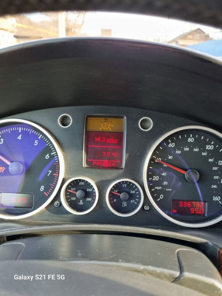 Volkswagen touareg в хорошем состоянии, не битая, ржавчин нету, салон на 4+. Коробка двигатель ходовая в отличном тех. Состояние. Двигатель масло не ест, ходовая не гремит и не стучит, год 2004, 3.2 бензин+газ евро 4.
Звоните +79494237645 цена 900 тыс руб, документы чистые и готовы к переоформлению, город донецк. - фотография - 6