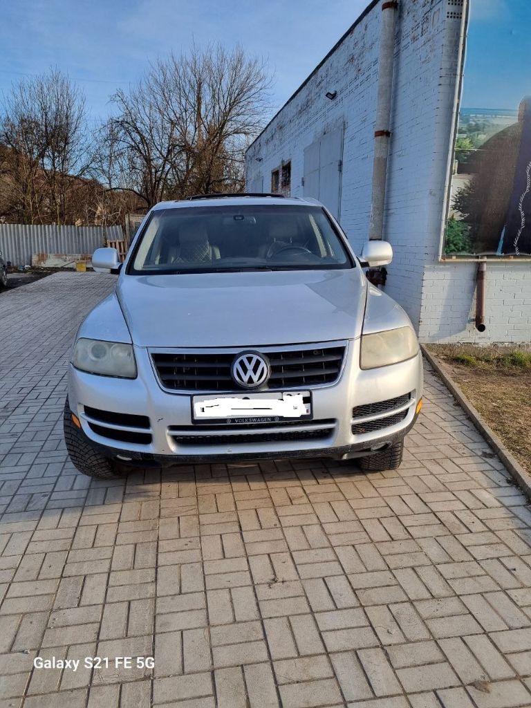Volkswagen touareg в хорошем состоянии, не битая, ржавчин нету, салон на 4+. Коробка двигатель ходовая в отличном тех. Состояние. Двигатель масло не ест, ходовая не гремит и не стучит, год 2004, 3.2 бензин+газ евро 4.
Звоните +79494237645 цена 900 тыс руб, документы чистые и готовы к переоформлению, город донецк. - фотография - 9