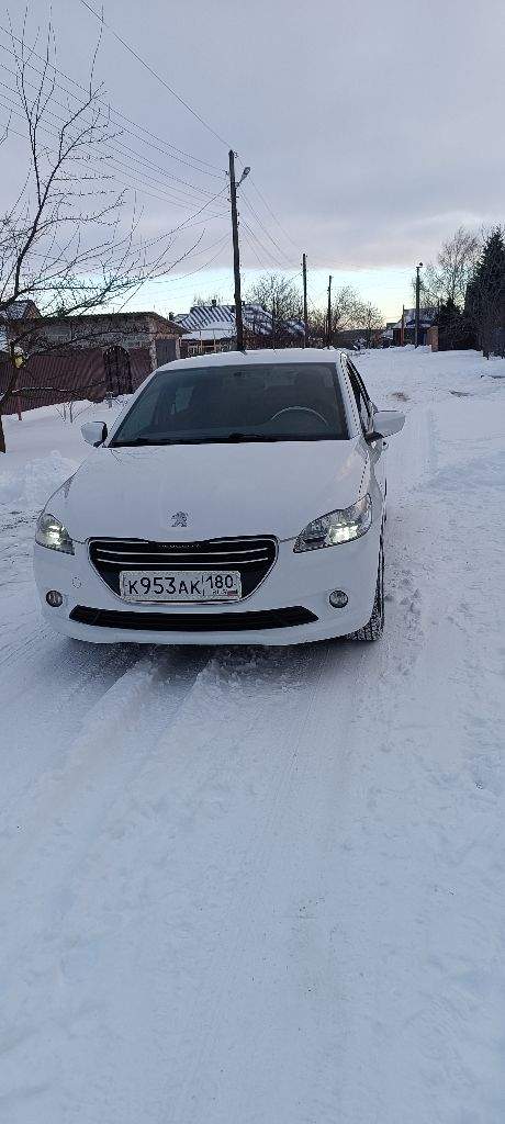 Продам от собственника пежо 301,2013 г. Обьем 1.2, пробег 90т. Расход топлива очень маленький, по трассе 5,1 л. Комплектация актив, испанская сборка, два комплекта колес, летняя резина новая, акб новый, обслуживание по ходовой как на ланосе. Не путайте старые пыжики с торсионами и замудренными передними рычагами, за которые множество сто не берутся за ремонт. Все расходники менялись своевременно, машина полностью обслужена и вложений никаких не требует. Бережный уход, гаражное хранение. Все остальные интересующие вопросы по телефону, +79493322757, +79493839957.900000₽ торг никто не отменял!осмотр иловайск! - фотография - 2