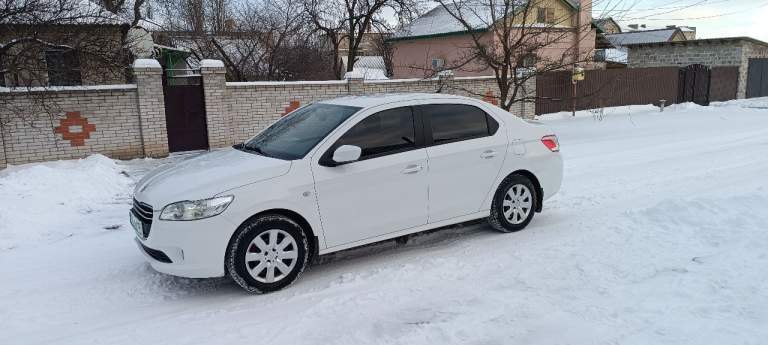Продам от собственника пежо 301,2013 г. Обьем 1.2, пробег 90т. Расход топлива очень маленький, по трассе 5,1 л. Комплектация актив, испанская сборка, два комплекта колес, летняя резина новая, акб новый, обслуживание по ходовой как на ланосе. Не путайте старые пыжики с торсионами и замудренными передними рычагами, за которые множество сто не берутся за ремонт. Все расходники менялись своевременно, машина полностью обслужена и вложений никаких не требует. Бережный уход, гаражное хранение. Все остальные интересующие вопросы по телефону, +79493322757, +79493839957.900000₽ торг никто не отменял!осмотр иловайск! - фотография - 1