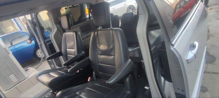 Срочно продам! Chrysler voyager 2008 года.
2,8 Турбо дизель, мощность 150 л. С. , автомат. На ходу, ездит каждый день. Своевременно проводились регламентные работы, обслужено трансмиссия и акпп. Заменены ремень грм и помпа.
2 Комплекта резины: зима 2 сезона, лето 1 сезон.
Двух зонный климат контроль, подогрев сидений передних и задних.
7 Мест. Задние и средние складываются полностью.
Двери на пневмо приводах, люк, всё на кнопках. Абс тормоза, линзовая оптика
Покупали для семьи, для путешествий.
Машина очень комфортная, мягкая и мощная
На данный момент нужна компактная машина.
Цена: 1 050 000 руб.
Обоснованный торг у капота. - фотография - 16