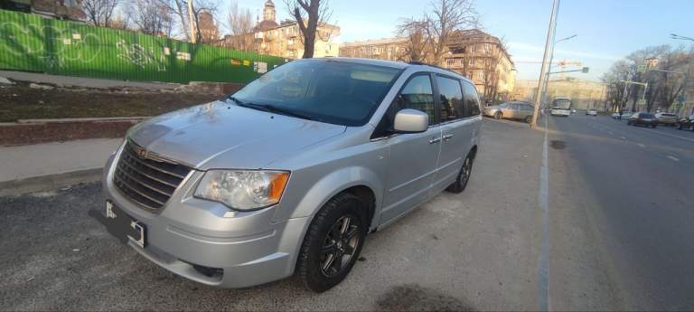 Срочно продам! Chrysler voyager 2008 года.
2,8 Турбо дизель, мощность 150 л. С. , автомат. На ходу, ездит каждый день. Своевременно проводились регламентные работы, обслужено трансмиссия и акпп. Заменены ремень грм и помпа.
2 Комплекта резины: зима 2 сезона, лето 1 сезон.
Двух зонный климат контроль, подогрев сидений передних и задних.
7 Мест. Задние и средние складываются полностью.
Двери на пневмо приводах, люк, всё на кнопках. Абс тормоза, линзовая оптика
Покупали для семьи, для путешествий.
Машина очень комфортная, мягкая и мощная
На данный момент нужна компактная машина.
Цена: 1 050 000 руб.
Обоснованный торг у капота. - фотография - 1