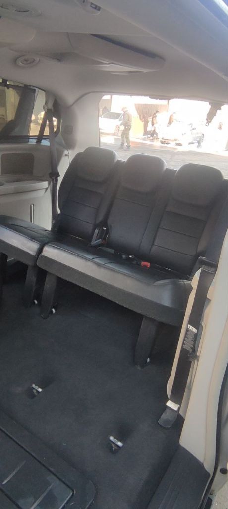 Срочно продам! Chrysler voyager 2008 года.
2,8 Турбо дизель, мощность 150 л. С. , автомат. На ходу, ездит каждый день. Своевременно проводились регламентные работы, обслужено трансмиссия и акпп. Заменены ремень грм и помпа.
2 Комплекта резины: зима 2 сезона, лето 1 сезон.
Двух зонный климат контроль, подогрев сидений передних и задних.
7 Мест. Задние и средние складываются полностью.
Двери на пневмо приводах, люк, всё на кнопках. Абс тормоза, линзовая оптика
Покупали для семьи, для путешествий.
Машина очень комфортная, мягкая и мощная
На данный момент нужна компактная машина.
Цена: 1 050 000 руб.
Обоснованный торг у капота. - фотография - 15
