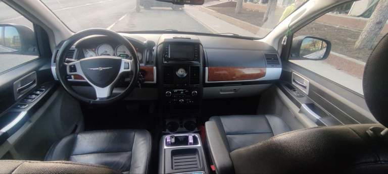 Срочно продам! Chrysler voyager 2008 года.
2,8 Турбо дизель, мощность 150 л. С. , автомат. На ходу, ездит каждый день. Своевременно проводились регламентные работы, обслужено трансмиссия и акпп. Заменены ремень грм и помпа.
2 Комплекта резины: зима 2 сезона, лето 1 сезон.
Двух зонный климат контроль, подогрев сидений передних и задних.
7 Мест. Задние и средние складываются полностью.
Двери на пневмо приводах, люк, всё на кнопках. Абс тормоза, линзовая оптика
Покупали для семьи, для путешествий.
Машина очень комфортная, мягкая и мощная
На данный момент нужна компактная машина.
Цена: 1 050 000 руб.
Обоснованный торг у капота. - фотография - 3