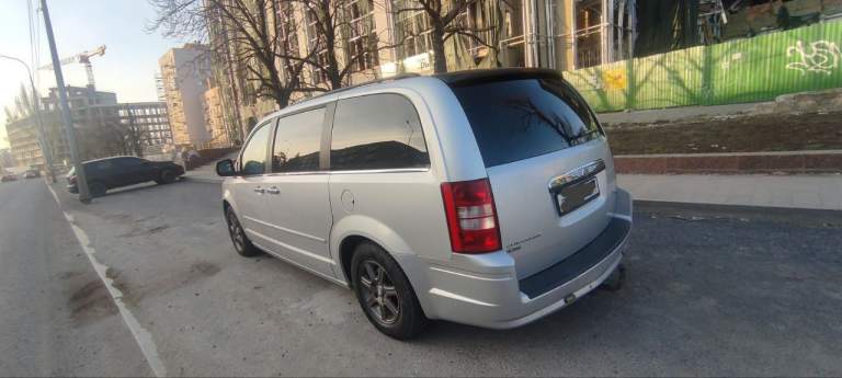 Срочно продам! Chrysler voyager 2008 года.
2,8 Турбо дизель, мощность 150 л. С. , автомат. На ходу, ездит каждый день. Своевременно проводились регламентные работы, обслужено трансмиссия и акпп. Заменены ремень грм и помпа.
2 Комплекта резины: зима 2 сезона, лето 1 сезон.
Двух зонный климат контроль, подогрев сидений передних и задних.
7 Мест. Задние и средние складываются полностью.
Двери на пневмо приводах, люк, всё на кнопках. Абс тормоза, линзовая оптика
Покупали для семьи, для путешествий.
Машина очень комфортная, мягкая и мощная
На данный момент нужна компактная машина.
Цена: 1 050 000 руб.
Обоснованный торг у капота. - фотография - 2