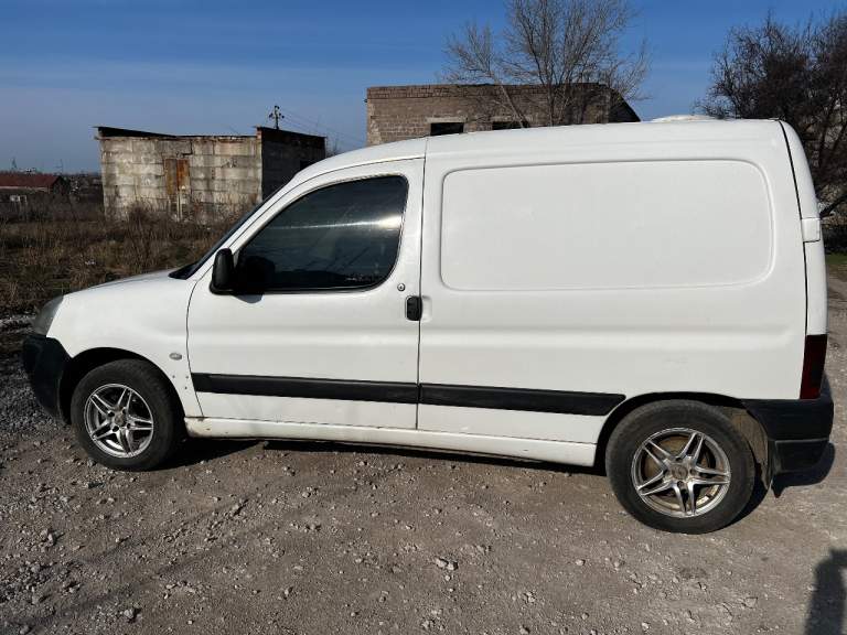 Продам peugeot partner, грузовой фургон, 2003 год выпуска, двигатель 1,9 дизель, кпп механика. Цена 355000 руб. Осмотр п. Володарское. +79497142165. - фотография - 2