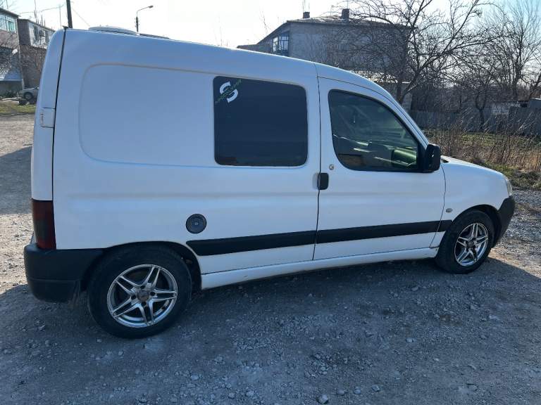 Продам peugeot partner, грузовой фургон, 2003 год выпуска, двигатель 1,9 дизель, кпп механика. Цена 355000 руб. Осмотр п. Володарское. +79497142165. - фотография - 4