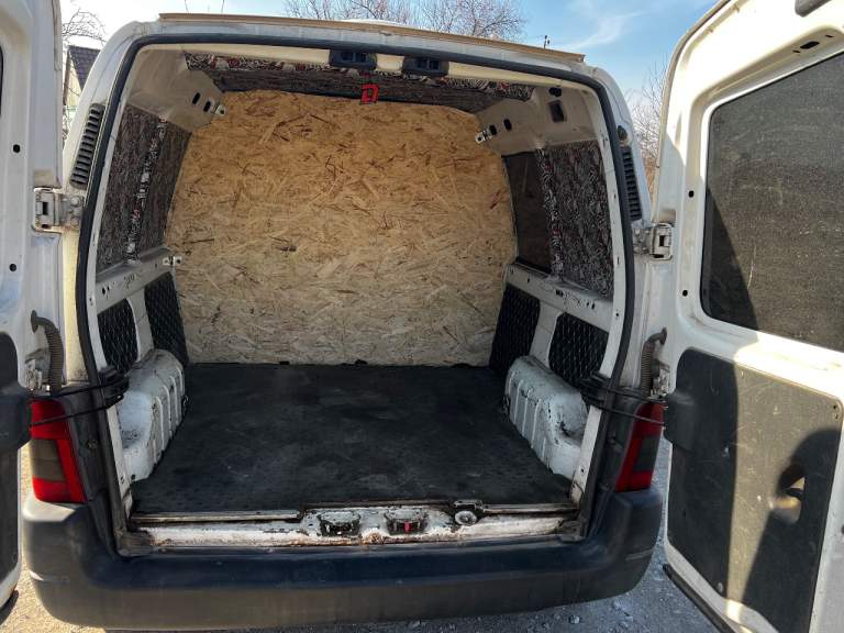 Продам peugeot partner, грузовой фургон, 2003 год выпуска, двигатель 1,9 дизель, кпп механика. Цена 355000 руб. Осмотр п. Володарское. +79497142165. - фотография - 5