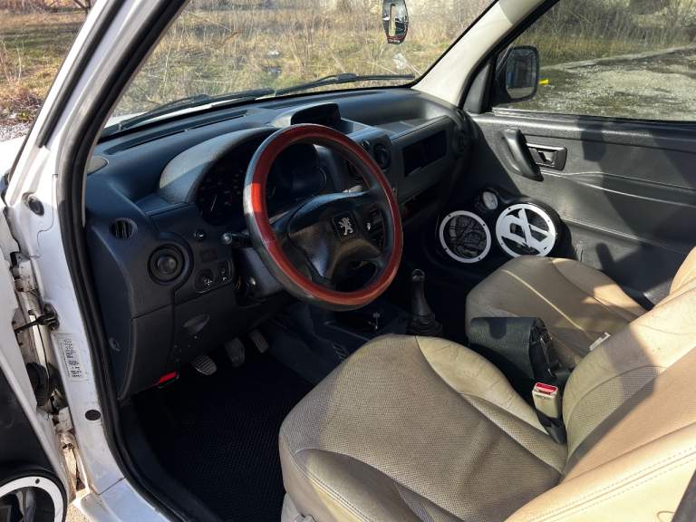 Продам peugeot partner, грузовой фургон, 2003 год выпуска, двигатель 1,9 дизель, кпп механика. Цена 355000 руб. Осмотр п. Володарское. +79497142165. - фотография - 6