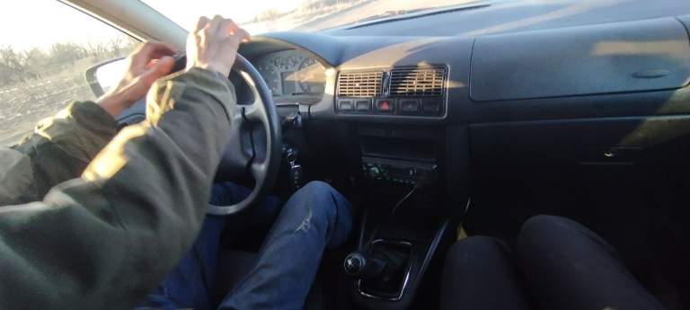 Продам volkswagen golf mk 4 механика, мотор 1.4  2001 года, пробег 237000 км.  Готов на любые проверки.
Комплектация : гидроусилитель руля, 4эль стеклоподъёмника, кондиционер, сигнализация, магнитофон. Машина в нормальном состоянии, каждый день на ходу,   коробка работает хорошо, остальное на фото.
Макеевка. Цена 400 тыс. Торг уместен.
Тел: +79493196350 - фотография - 1