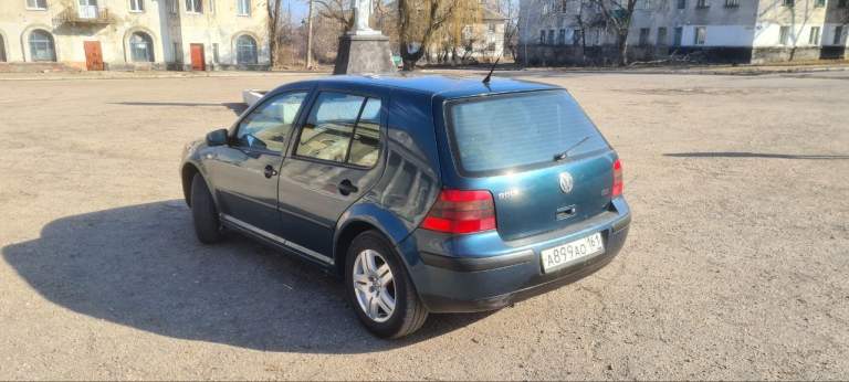 Продам volkswagen golf mk 4 механика, мотор 1.4  2001 года, пробег 237000 км.  Готов на любые проверки.
Комплектация : гидроусилитель руля, 4эль стеклоподъёмника, кондиционер, сигнализация, магнитофон. Машина в нормальном состоянии, каждый день на ходу,   коробка работает хорошо, остальное на фото.
Макеевка. Цена 400 тыс. Торг уместен.
Тел: +79493196350 - фотография - 2