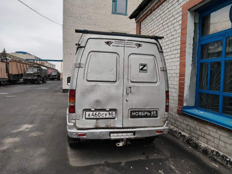 Здравствуйте. Соболь грузопассажир на двигателе от тойоты 1jz ge с коробкой автомат. Двигател не вписан. Остальные документы в порядке. Стоит на российском учете. Есть страховка и техосмотр. Вложено много средств. Все обслужено. Гидроусилитель. Из нового:радиатор, трамблёр, помпа, редуктор моста, тормозные колодки, масла везде, антифриз, и ещё куча всего так и не вспомнить. При осмотре подниму все записи. Установлена автономка 2 к вт, преобразователь 220 в, на заднем ряду стол, и раскладная кровать. Грузовой отсек обшит фанерой, сделан инструментальный ящик, установлен фаркоп, новые кузовные элементы. Кузов целый. Есть коррозия. Рама целая. Комплект новой зимней резины в придачу. Подвеска перебрана. Находится в дебальцево. Звоните, все подробно расскажу. Цена 450 тыс. Р. +79495025444,+79108488607 - фотография - 2