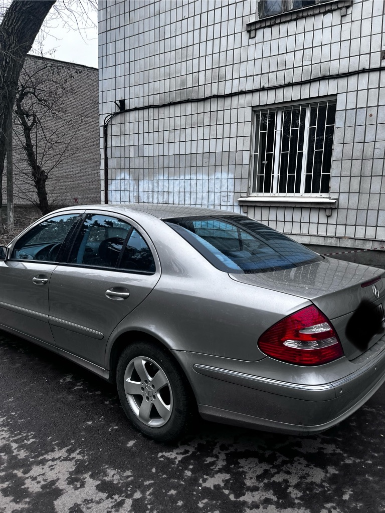 Продается мерседес 2005 года выпуска, 337800 пробег (оригинальный), с момента покупки в 2 семьях (3 владельца - муж с женой в одной семье, и жена - в другой семье), исправно практически все, по салону есть притертости незначительные, продается в связи с покупкой машины новее. Машина целая, 89281428403, +79495843791 - фотография - 3