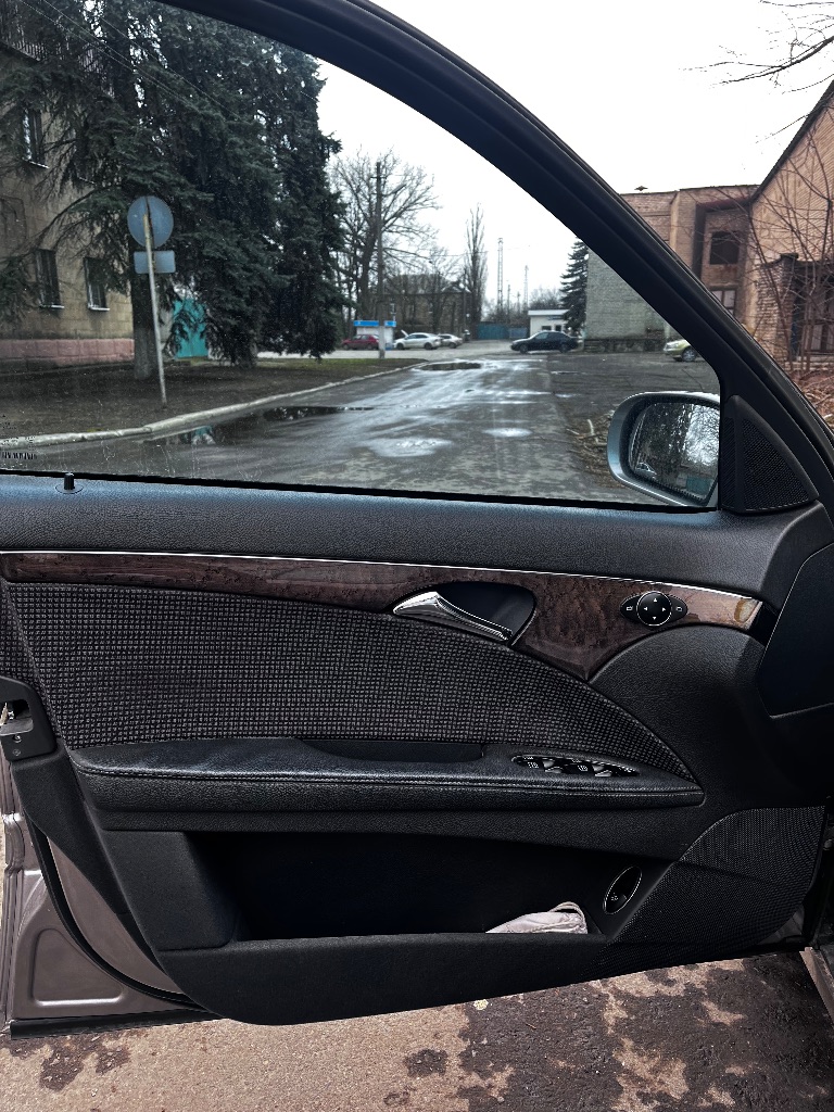 Продается мерседес 2005 года выпуска, 337800 пробег (оригинальный), с момента покупки в 2 семьях (3 владельца - муж с женой в одной семье, и жена - в другой семье), исправно практически все, по салону есть притертости незначительные, продается в связи с покупкой машины новее. Машина целая, 89281428403, +79495843791 - фотография - 20