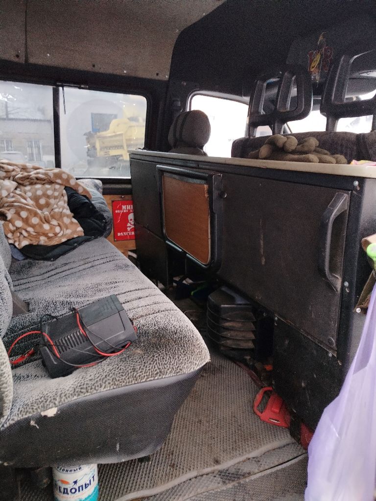 Продам газ 2752 соболь-грузопассажир. Двигатель от тойоты 1jz ge 200 л/с, с акпп. Для этой машины идеальный вариант. Машина обслужена, вложено много средств. Установлена автономка, преобразователь 220 в. Сзади кровать, стол. Грузовой отсек обшит фанерой. Комплект зимней резины. Все интересующие вопросы по телефону. Находится в дебальцево. +79495025444,+79108488607 - фотография - 6