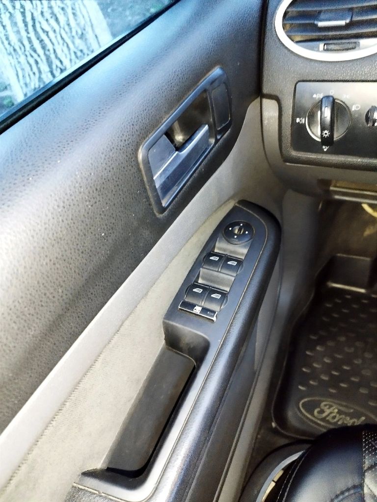 Продается ford focus 2, 2006год 1,8 мт(125л. С). Пробег 208т, по состоянию очень похож на родной. Ездит девушка, она же собственник, продает и показывает она же. Хорошая комплектация с подогревом передних сидений, лобового, заднего стекла, боковых зеркал, 4 стеклоподъёмника, кондиционер, на литых дисках. Есть недочёты по задним аркам и порогам, вздутия и рыжики, ещё не критично но внимания требует. Салон ухоженый, общее состояние авто на 4.
Находится в городе харцызск.
Цена 540т. Р.
Тел +79494303139 татьяна - фотография - 10