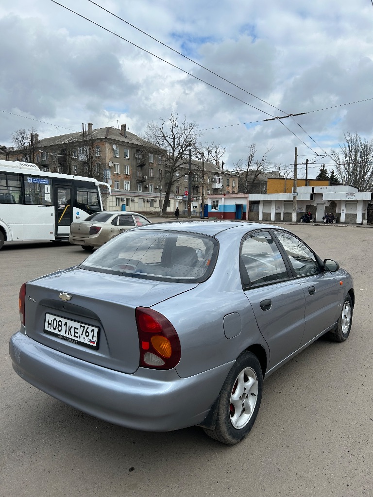 Продам шевроле ланос 2007г. 1,5. Кузов в хорошем состоянии, косяки по бамперу. Двигатель и коробка работают без нареканий, ходовая в норме. Были заменены левый передний подшипник, резинки стабилизатора, правый сайлентблок, радиатор печки, эл. Двигатель, трапеция и рычаг переключения работы дворников. Реальному покупателю торг у капота. Цена 370т. - фотография - 4