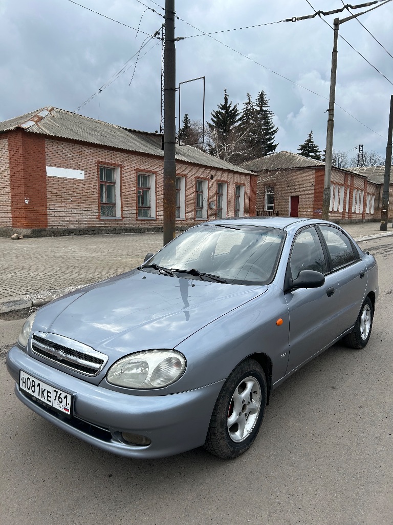Продам шевроле ланос 2007г. 1,5. Кузов в хорошем состоянии, косяки по бамперу. Двигатель и коробка работают без нареканий, ходовая в норме. Были заменены левый передний подшипник, резинки стабилизатора, правый сайлентблок, радиатор печки, эл. Двигатель, трапеция и рычаг переключения работы дворников. Реальному покупателю торг у капота. Цена 370т. - фотография - 2