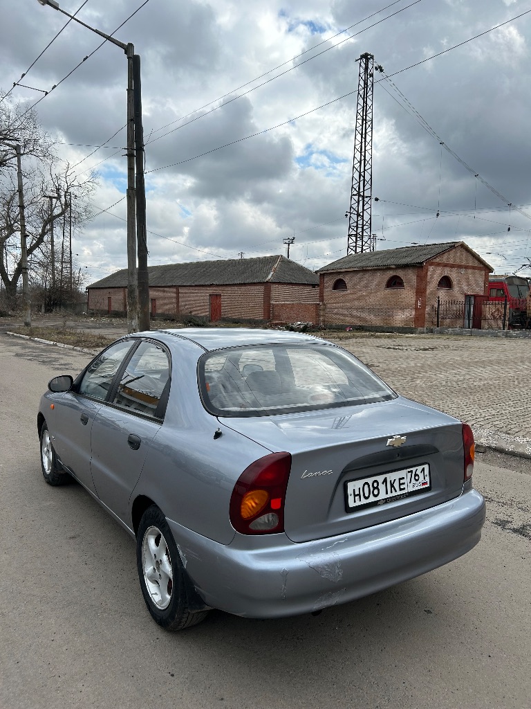 Продам шевроле ланос 2007г. 1,5. Кузов в хорошем состоянии, косяки по бамперу. Двигатель и коробка работают без нареканий, ходовая в норме. Были заменены левый передний подшипник, резинки стабилизатора, правый сайлентблок, радиатор печки, эл. Двигатель, трапеция и рычаг переключения работы дворников. Реальному покупателю торг у капота. Цена 370т. - фотография - 3