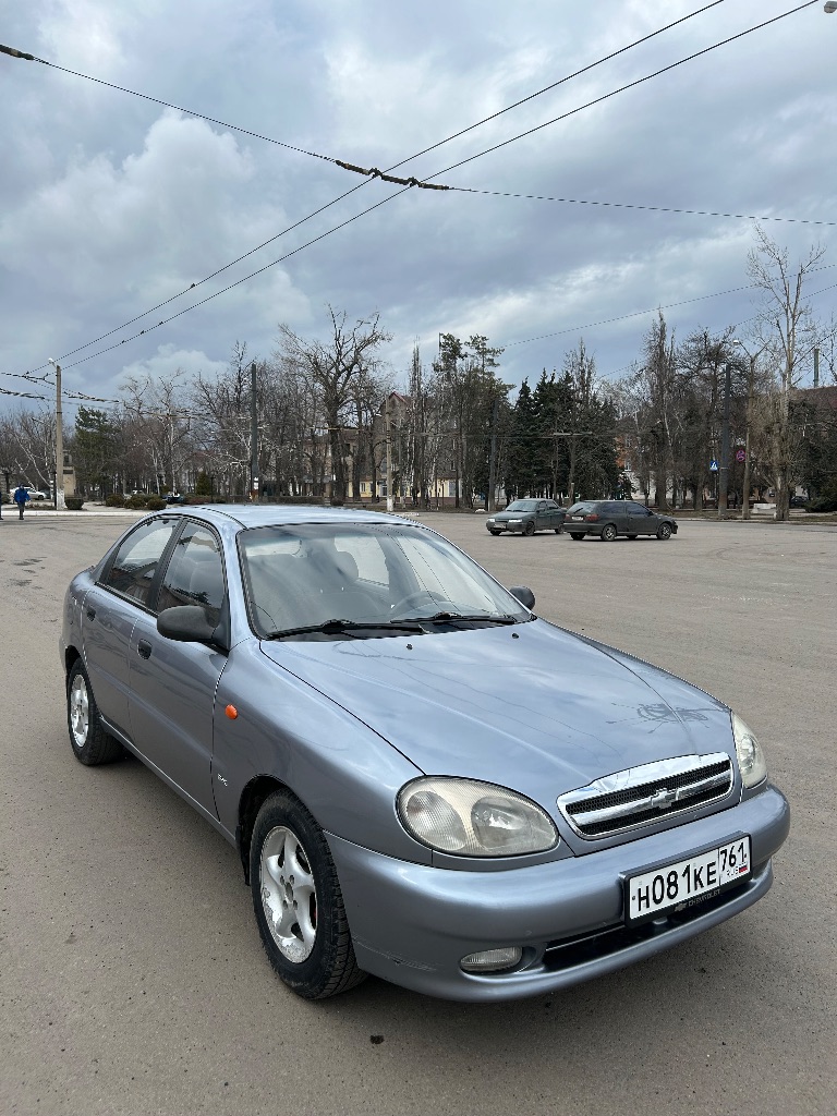 Продам шевроле ланос 2007г. 1,5. Кузов в хорошем состоянии, косяки по бамперу. Двигатель и коробка работают без нареканий, ходовая в норме. Были заменены левый передний подшипник, резинки стабилизатора, правый сайлентблок, радиатор печки, эл. Двигатель, трапеция и рычаг переключения работы дворников. Реальному покупателю торг у капота. Цена 370т. - фотография - 1