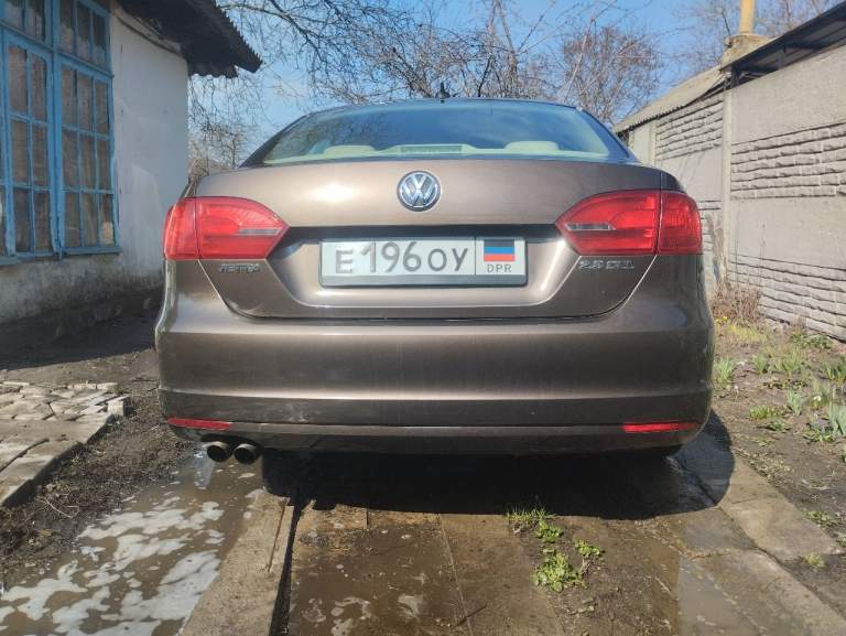 Продам авто джета 6 мотор 2.5 2011 года комплектация sel максимальная без люка. Кнопка старт стоп, kessy, салон белый кож зам. Коробка: автомат (aisin) 6 ст.
17 Диски, подогрев сидений, кондиционер, круиз контроль, установлены наши карты на штатную магнитолу rns 315.(работает через спутник)подушки безопасности целые, есть карфакс повреждение были не значительные. Пригонял для себя, из сша. В данный момент авто стоит около месяца. Есть нюансы по кузову. Пишите в личку кому интересно цена 1100000р. Пробег на фото в милях. Авто на ходу стоит по не надобности, только полное переоформление, на рф учёт на вас. ... Торг будет, но разумный. Если не можете дозвониться напишите в личку. Тел +79493230051 авто в днр донецк - фотография - 3