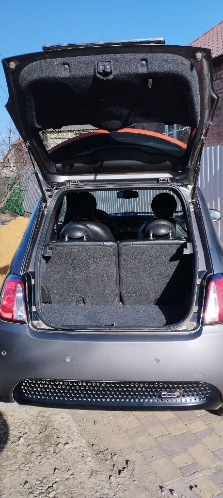 Продам fiat e500
2013 Г. В. (111 л. С /82 квт) хеч-бек, количество дверей 3, количество посадочных мест 4. Привод передний, коробка автомат. Двигатель електро, запас хода на одной зарядке 140 км летом, зимой 100 км. Емкость аккумулятора 24 в. Заряжается от обычной розетки 4-6 часов.
Пробег 68 000 км. Автомобиль в хорошем состоянии. Американец с теплого штата. Двигатель коробка без нареканий, ходовка не стучит. 2 хозяина. Отдаю зимнюю резину с железными дисками в подарок. 2 ключа.
Комплектация: подогрев зеркал, стекла заднего вида, передних сидений; круиз-контроль; кондиционер; люк; датчики колес; парктроник; бортовой компьютер; легкосплавные диски (оригинал); авс.
Машина находится в мариуполе. Цена 1 000 000,00 руб. Тел. +7949 707 84 83 александр, +79497078482 елена. - фотография - 5