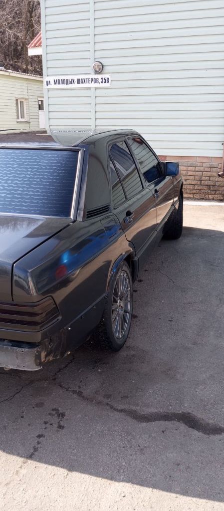 Продам свой мерседес 190 w201 1.8 бензин 1992г. Автомобиль в моём владении более 10лет, было много чего сделано заменено. Салон перешит эко кожа, диски oz оригинал, стоит хорошая музыка, авто в хорошем техническом состоянии. По кузову есть косяки, сняты молдинги бампер снят на покраску, всё смонтирую перед продажей, или де сделаю хорошую скидку на всё. Цена 380 реальному покупателю торг +79495791882 - фотография - 4
