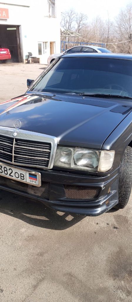 Продам свой мерседес 190 w201 1.8 бензин 1992г. Автомобиль в моём владении более 10лет, было много чего сделано заменено. Салон перешит эко кожа, диски oz оригинал, стоит хорошая музыка, авто в хорошем техническом состоянии. По кузову есть косяки, сняты молдинги бампер снят на покраску, всё смонтирую перед продажей, или де сделаю хорошую скидку на всё. Цена 380 реальному покупателю торг +79495791882 - фотография - 1