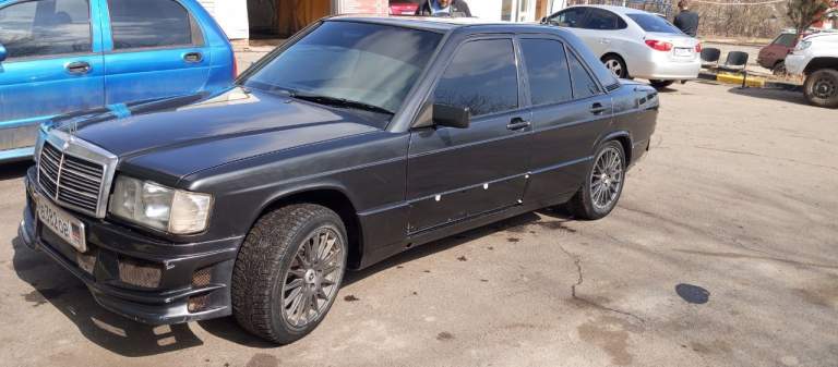 Продам свой мерседес 190 w201 1.8 бензин 1992г. Автомобиль в моём владении более 10лет, было много чего сделано заменено. Салон перешит эко кожа, диски oz оригинал, стоит хорошая музыка, авто в хорошем техническом состоянии. По кузову есть косяки, сняты молдинги бампер снят на покраску, всё смонтирую перед продажей, или де сделаю хорошую скидку на всё. Цена 380 реальному покупателю торг +79495791882 - фотография - 3