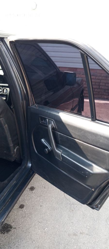 Продам свой мерседес 190 w201 1.8 бензин 1992г. Автомобиль в моём владении более 10лет, было много чего сделано заменено. Салон перешит эко кожа, диски oz оригинал, стоит хорошая музыка, авто в хорошем техническом состоянии. По кузову есть косяки, сняты молдинги бампер снят на покраску, всё смонтирую перед продажей, или де сделаю хорошую скидку на всё. Цена 380 реальному покупателю торг +79495791882 - фотография - 12