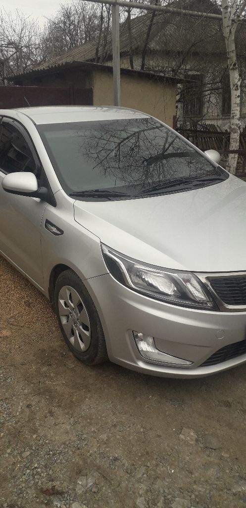 Продаётся автомобиль kia rio 2012 г\в, объём 1.4 бензин в хорошем состоянии. Куплена в салоне. Один хозяин. Не требует никаких вложений. Комплектация акпп, гур, abs, бортовой компьютер. Магнитола. Электро зеркала с подогревом. Произведена замена масел, фильтров, сделано то. Пробег 176000,0 км. (родной). Без дтп. Проверка на любом сто. Более подробная информация по телефону. Комплект зимних шин на дисках. Цена 970000,0 руб. +79493435119 - фотография - 1
