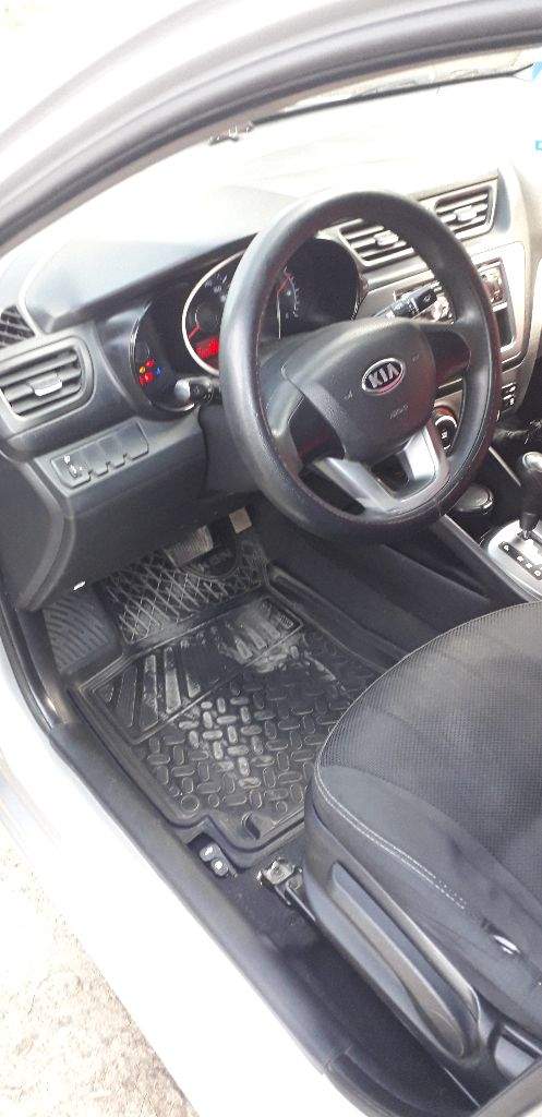 Продаётся автомобиль kia rio 2012 г\в, объём 1.4 бензин в хорошем состоянии. Куплена в салоне. Один хозяин. Не требует никаких вложений. Комплектация акпп, гур, abs, бортовой компьютер. Магнитола. Электро зеркала с подогревом. Произведена замена масел, фильтров, сделано то. Пробег 176000,0 км. (родной). Без дтп. Проверка на любом сто. Более подробная информация по телефону. Комплект зимних шин на дисках. Цена 970000,0 руб. +79493435119 - фотография - 5