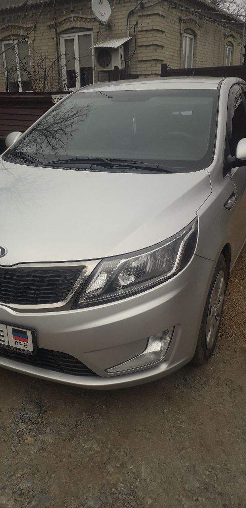 Продаётся автомобиль kia rio 2012 г\в, объём 1.4 бензин в хорошем состоянии. Куплена в салоне. Один хозяин. Не требует никаких вложений. Комплектация акпп, гур, abs, бортовой компьютер. Магнитола. Электро зеркала с подогревом. Произведена замена масел, фильтров, сделано то. Пробег 176000,0 км. (родной). Без дтп. Проверка на любом сто. Более подробная информация по телефону. Комплект зимних шин на дисках. Цена 970000,0 руб. +79493435119 - фотография - 2