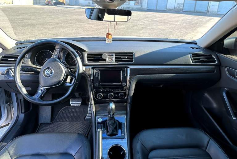 Volkswagen passat sel premium 1,8 tsi
2017Г. ,пробег 128 тыс. Км
Состояние отличное. Самая максимальная комплектация, full led фары, люк, кожа, климат двух зонный, адаптивный круиз-контроль, парктроники, датчики дождя и света, автозапуск, слепые зоны, подогревы всех сидений, эл. Привод всех сидений и зеркал, автопилот, заводская акустика fender с савбуфером, система контроля полосы движения. Машина полностью обслужена. Цена 1950000 руб. Тел. +79497006438 - фотография - 14