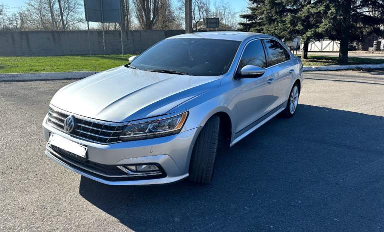 Volkswagen passat sel premium 1,8 tsi
2017Г. ,пробег 128 тыс. Км
Состояние отличное. Самая максимальная комплектация, full led фары, люк, кожа, климат двух зонный, адаптивный круиз-контроль, парктроники, датчики дождя и света, автозапуск, слепые зоны, подогревы всех сидений, эл. Привод всех сидений и зеркал, автопилот, заводская акустика fender с савбуфером, система контроля полосы движения. Машина полностью обслужена. Цена 1950000 руб. Тел. +79497006438 - фотография - 1
