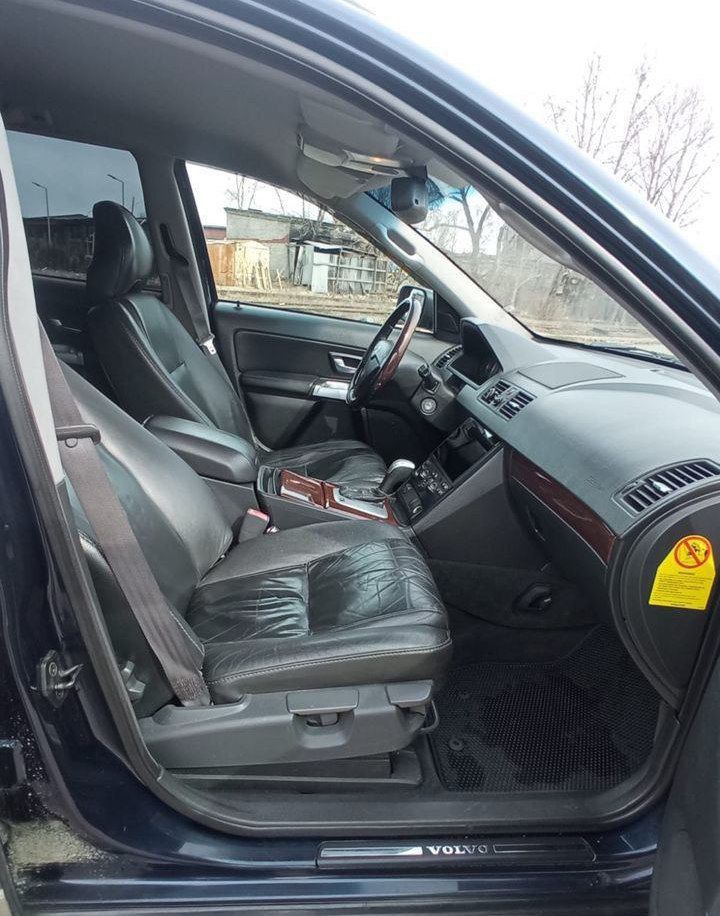 Volvo xc 90 2003 года
Полностью обслужена.
Зимняя резина + летняя в подарок
Автомобиль в отличном внешнем и техническом состоянии!
Полный привод!!!
Хорошее газовое оборудование евро 4.
Без дтп.
Заменены стойки.
Двигатель обслужен: заменен комплект грм, ролики, помпа, свечи, масло, все фильтра, а также сальники коленвала и распредвалов.
Новое масло в акпп и раздатке.
Перебирались суппорта и заменены все колодки.
Установлены линзы и ксенон, свет великолепный.
Ухоженный кожаный салон.
На самом деле, заменено было многое, делалось для себя!
Все болячки по кузову устранены!
Бензиновый двигатель 2,9 л. , мощностью 272 л. С.
Хорошая комплектация с кожаным салоном, круиз-контролем, климат-контролем, электроприводом и памятью настроек водительского кресла, обогревом передних кресел, электроприводом обогревом  и камерой заднего вида и тд.
Г. Горловка
📱 +79495000159
1🍋250 - фотография - 9