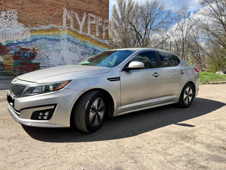 Продам kia optima hybrid 2011 года 2.4 210 л. С. Я хозяин. Пробег 82000 миль (131000 км), оригинальный. Машина в хорошем состоянии. Все работает исправно. Во владении более 2-х лет. Все расходники менялись своевременно. Крайняя замена масла было 3000 км. Назад. Летняя резина проехала 2 месяца, зимняя только один сезон. Учет рф (180). Цена 1.550.000 рос. Руб. Все вопросы можно задать по телефону +7-949-322-97-10 - фотография - 3