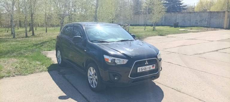 Продаётся mitsubishi outlander sport (asx, версия для штатов)
Год выпуска: 2015
Пробег: 104 671 миль (168 451 километров)
Вид топлива: бензин
Объем двигателя: 2.4 литра
Коробка: автомат (вариатор)

По машине: я третий хозяин, машина из теплого региона сша, поэтому нет подогрева сидений и обогрева зеркал. Мультимедия на фото, блютуз работает только с айфоном (нужно перепрошивать или ставить другую магнитолу). Горит ошибка подушек безопасности (нет левой подушки, не вижу смысла её покупать за баснословные деньги)

Резина новая, зимняя pirelli. Фары отполированы, новый аккумулятор (пробег около 100 км), рабочая сигнализация. Ходовка сделана полностью, заменены все жидкости (все бумаги покажу и расскажу где делал): атф, антифриз, масло в двигателе, тормозная жидкость. Заменены все тормозные колодки, передние диски проточены, ходовку делал на vianor рядом с гаи. На диагностике сказали, что есть небольшой износ рулевой рейки, но ремонта/замены не потребует ближайшие 50.000км

Вложений абсолютно не требует, машина едет и не выделывается. Готов скинуть цену на сброс ошибки подушки безопасности.

Осмотр авто в пролетарском районе.

Номер для связи: +79493175700 (есть в телеграмме) или пишите в вк: https://vk. Com/prophet_sunboy

Цену вижу в 1.3 млн рублей с торгом, в машину вложено немало. Опять же повторюсь: покажу все чеки и платёжки с сто, не стыдно отдавать будущему хозяину, проблем по технической части он не увидит ближайшее год-два. - фотография - 7
