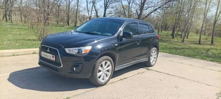 Продаётся mitsubishi outlander sport (asx, версия для штатов)
Год выпуска: 2015
Пробег: 104 671 миль (168 451 километров)
Вид топлива: бензин
Объем двигателя: 2.4 литра
Коробка: автомат (вариатор)

По машине: я третий хозяин, машина из теплого региона сша, поэтому нет подогрева сидений и обогрева зеркал. Мультимедия на фото, блютуз работает только с айфоном (нужно перепрошивать или ставить другую магнитолу). Горит ошибка подушек безопасности (нет левой подушки, не вижу смысла её покупать за баснословные деньги)

Резина новая, зимняя pirelli. Фары отполированы, новый аккумулятор (пробег около 100 км), рабочая сигнализация. Ходовка сделана полностью, заменены все жидкости (все бумаги покажу и расскажу где делал): атф, антифриз, масло в двигателе, тормозная жидкость. Заменены все тормозные колодки, передние диски проточены, ходовку делал на vianor рядом с гаи. На диагностике сказали, что есть небольшой износ рулевой рейки, но ремонта/замены не потребует ближайшие 50.000км

Вложений абсолютно не требует, машина едет и не выделывается. Готов скинуть цену на сброс ошибки подушки безопасности.

Осмотр авто в пролетарском районе.

Номер для связи: +79493175700 (есть в телеграмме) или пишите в вк: https://vk. Com/prophet_sunboy

Цену вижу в 1.3 млн рублей с торгом, в машину вложено немало. Опять же повторюсь: покажу все чеки и платёжки с сто, не стыдно отдавать будущему хозяину, проблем по технической части он не увидит ближайшее год-два. - фотография - 1